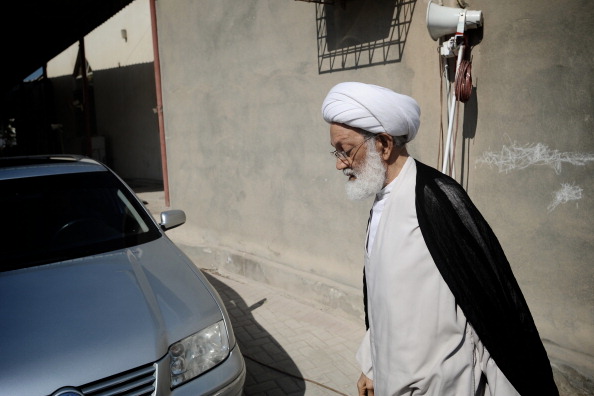 Sheikh Issa Qassem quitte la mosquée après les prières hebdomadaires du vendredi dans le village de Diraz, à l'ouest de Manama. Photo MOHAMMED AL-SHAIKH/AFP/Getty Images.