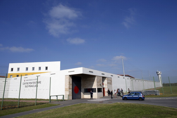 Cette photo montre l'entrée de la prison du Centre pénitentiaire Sud-Francilien à Reau, en dehors de Paris. Photo THOMAS SAMSON / AFP / Getty Images.