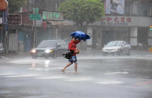 Le typhon Matmo avait frappé Taiwan avec des vents violents et des averses, faisant cinq blessés, fermant les marchés financiers et interrompant le transport ferroviaire et aérien. Photo SAM YEH / AFP / Getty Images.