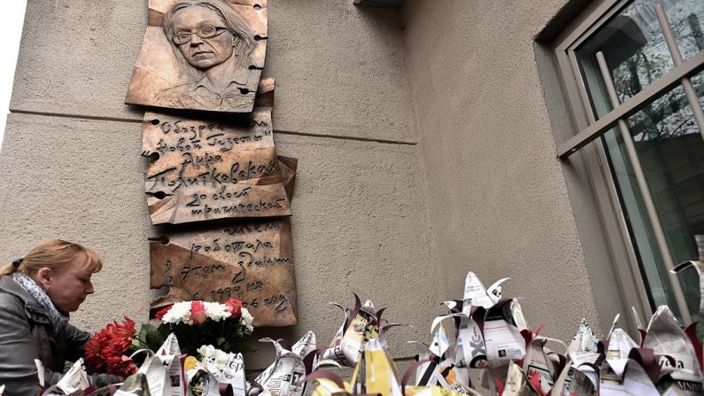 Une femme dépose des fleurs sur une plaque commémorant la journaliste russe assassinée Anna Politkovskaya lors d'un rassemblement marquant l’anniversaire de sa mort à Moscou. Photo KIRILL KUDRYAVTSEV/AFP/Getty Images.