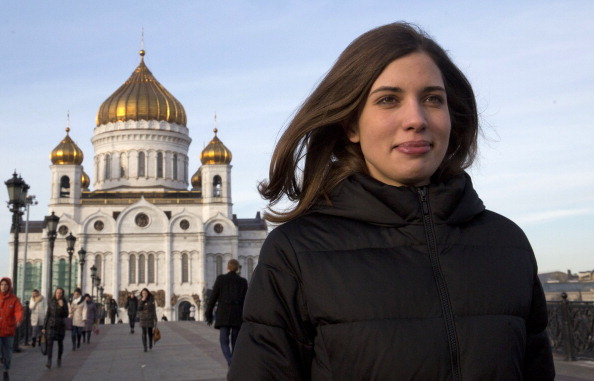 Nadezhda Tolokonnikova du groupe punk russe Pussy Riot se trouve devant la cathédrale du Christ-Sauveur à Moscou. Deux membres du groupe punk anti-Kremlin ont été libérées et sont rentrés à Moscou. Leur libération deux mois plus tôt que leur peine de prison  est intervenue après une amnistie soutenue par le président russe Vladimir Poutine. Photo YEVGENY FELDMAN/AFP/Getty Images.