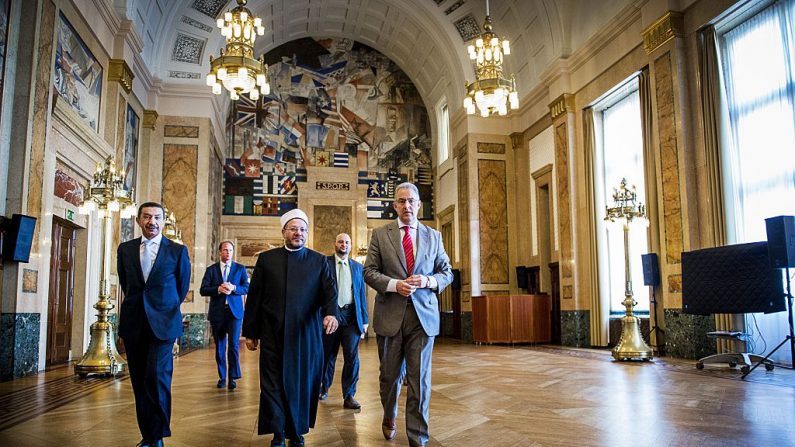 Le maire de Rotterdam Ahmed Aboutaleb reçoit le 21 avril 2015 le cheikh Shawki Allam, le Grand Mufti d'Egypte, à Rotterdam. Photo REMKO DE WAAL / AFP / Getty Images.