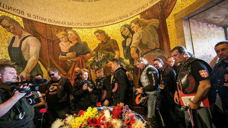 Des hommes, dont certains appartiennent au club de motards "les loups de la nuit" pro-Vladimir Poutine de Moscou, viennent rendre hommage aux soldats soviétiques tués pendant la Seconde Guerre mondiale en Allemagne. Photo Carsten Koall/Getty Images.