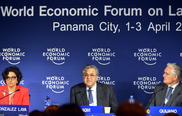 Arancha Gonzalez directrice générale du Centre du commerce international, Arif Naqvi, pakistanais fondateur du Groupe Abraaj et Jorge Quijano, administrateur du canal de Panama, donnent une conférence de presse au Forum économique mondial sur l'Amérique latine à Playa Bonita. Photo RODRIGO ARANGUA / AFP / Getty Images.