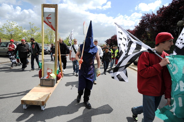 Un homme déguisé en bourreau accompagne les employés de l'usine de tabac « Seita-Imperial » à Carquefou, près de Nantes, avec la perte de 900 emplois. Photo JEAN-SEBASTIEN EVRARD / AFP / Getty Images.