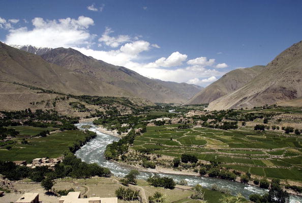 Le niveau est subitement monté avec la fonte des neiges sous l'effet de températures estivales élevées, cette photo montre la rivière Panjshir qui serpente à travers la vallée du même nom en Afghanistan. Photo MANDEL NGAN / AFP / Getty Images.