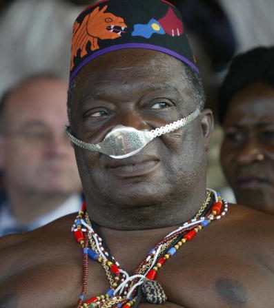 Le chef de la communauté Agbo au Bénin Dah Agoli Agbo regarde un match de soldats ouest-africains à la cérémonie de clôture de l'exercice militaire. Photo PIUS UTOMI EKPEI/AFP/Getty Images.