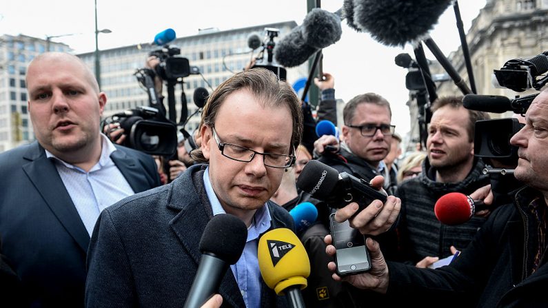  Pieter Filipowicz et Koen Van Eecke, avocats belges de Bilal El Makhoukhi, s'adressent à la presse lors de la comparution de leur client et de trois autres suspects dont Osama Krayem et deux autres suspects. Photo DIRK WAEM/AFP/Getty Images.