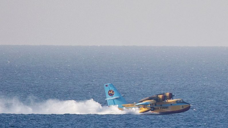   la France va mettre à disposition deux bombardiers Canadair CL-415 et leurs équipages, avec une capacité de 6.000 litres d'eau à chaque opération;  Photo  JACK GUEZ/AFP/Getty Images.