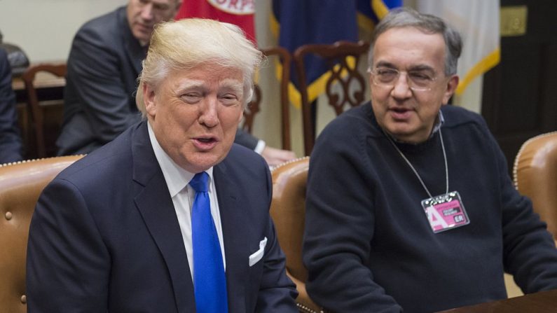 Le président Donald Trump s'entretient avec Sergio Marchionne, PDG de Fiat Chrysler, lors d'une réunion avec des leaders de l'automobile dans la salle Roosevelt de la Maison Blanche à Washington, le 24 janvier 2017. Photo SAUL LOEB / AFP / Getty Images.