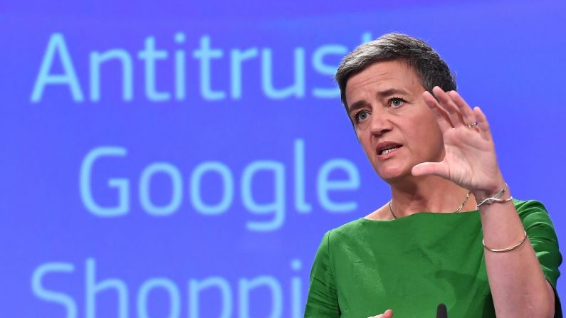 La commissaire européenne à la concurrence Margrethe Vestager donne une conférence de presse sur une affaire antitrust concernant le moteur de recherche américain Google, à la Commission européenne à Bruxelles, le 27 juin 2017. La Commission européenne a infligé une amende de 2,42 milliards d'euros à Google pour abus de position dominante. Photo EMMANUEL DUNAND / AFP / Getty Images.