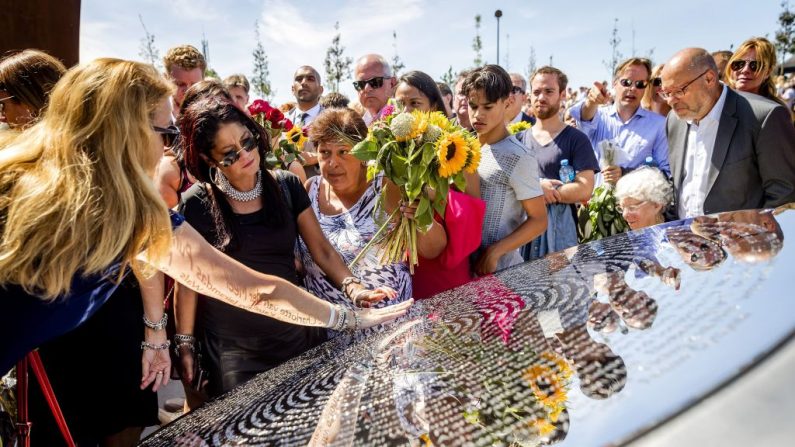 Trois ans après le vol du MH17 abattu sur l'Ukraine, plus de 2 000 parents se sont réunis pour inaugurer un mémorial à leurs proches. Un total de 298 arbres a été planté en forme de ruban vert, un pour chacune des victimes décédées à bord du vol Malaysia Airlines en provenance d'Amsterdam allant vers Kuala Lumpur. Photo REMKO DE WAAL / AFP / Getty Images.