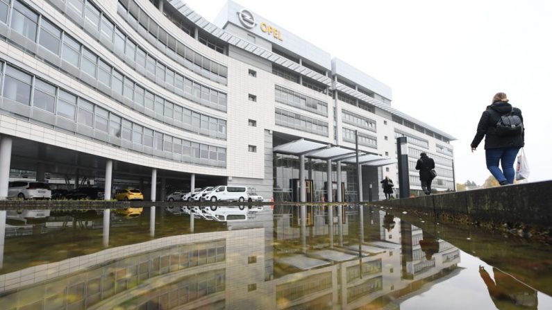 Cette  photo prise le 9 novembre 2017 montre le siège du constructeur automobile Opel, en Allemagne. Le constructeur automobile français PSA, qui possède aussi Peugeot et Citroën, a racheté Opel et sa marque sœur britannique Vauxhall du géant américain General Motors en août. Photo ARNE DEDERT / AFP / Getty Images.