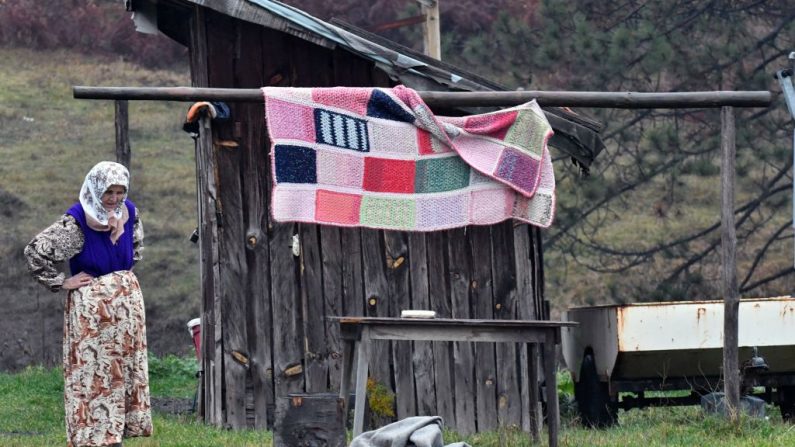 Une musulmane bosniaque se promène dans le camp de déplacés de Jezevac, près de Tuzla, au nord-est de la Bosnie. Environ 80 familles de musulmans bosniaques ont été contraintes de quitter leur domicile. Photo ELVIS BARUKCIC / AFP / Getty Images.