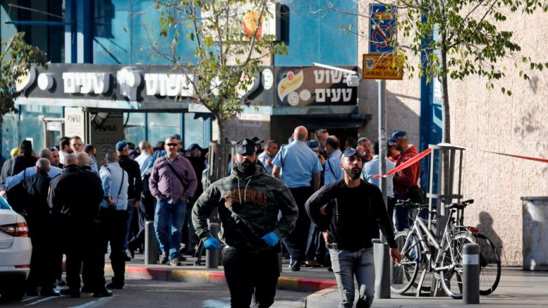 La police israélienne se rassemble à l'entrée de la gare routière de Jérusalem suite à une attaque à l'arme blanche. Photo MENAHEM KAHANA / AFP / Getty Images.