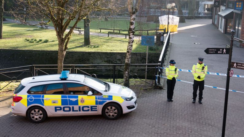 Une tente de police est vue derrière un cordon devant le centre commercial The Maltings où un homme et une femme ont été retrouvés malades sur un banc et emmenés à l'hôpital provoquant un incident majeur.  Photo Matt Cardy/Getty Images.