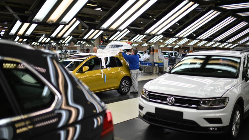 Les travailleurs assemblent des Volkswagen Golf à l'usine de Wolfsburg, en Allemagne. Photo Alexander Koerner/Getty Images.