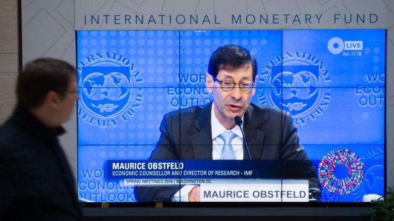 Maurice Obstfeld conseiller économique et directeur du Département de la recherche du FMI, tient un point de presse sur les Perspectives de l'économie mondiale lors des réunions du printemps 2018 à Washington. Photo SAUL LOEB / AFP / Getty Images.