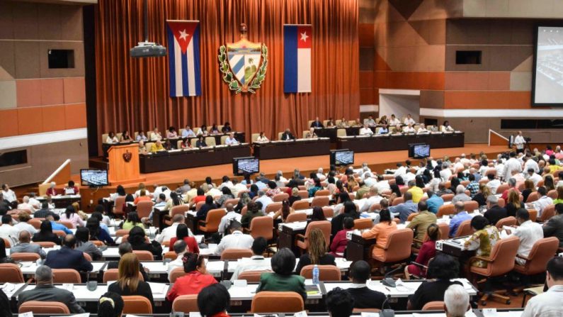     Vue du parlement cubain lors de la première session sous le nouveau gouvernement du président Miguel Diaz-Canel, au palais des congrès de La Havane, le 2 juin 2018.  Photo STR/AFP/Getty Images.