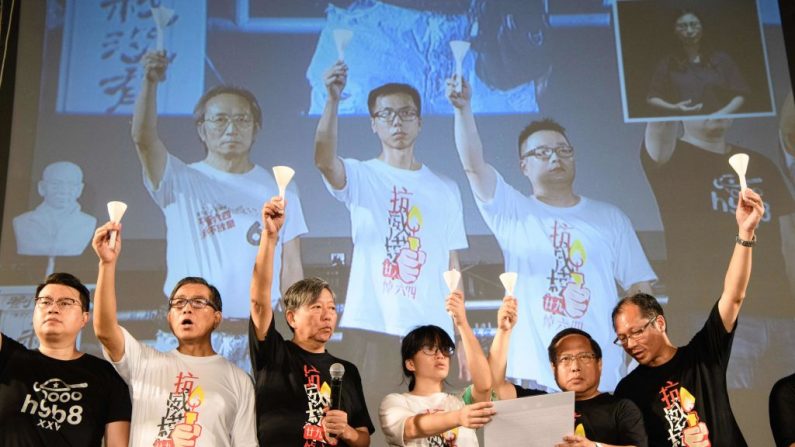 Des manifestants pro-démocratie tiennent des bougies sur une scène lors d'une veillée à Hong Kong le 4 juin 2018, à l'occasion du 29ème anniversaire de la répression de Tiananmen en 1989 à Pékin. Photo ANTHONY WALLACE/AFP/Getty Images