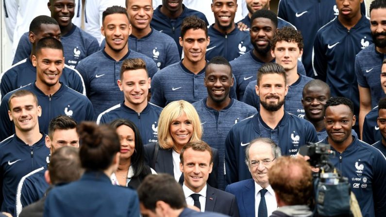 Le président français Emmanuel Macron, son épouse Brigitte Macron, la ministre française des Sports Laura Flessel et le président de la Fédération française de football Noel Le Graet, posent avec les joueurs français à Clairefontaine-en-Yvelines. FRANCK FIFE / AFP / Getty Images.