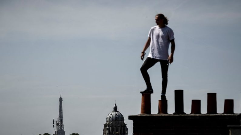 Johan Tonnoir, pose tout en pratiquant le Yamakasi, une méthode de parcours d'obstacles dérivée de l'entraînement militaire « parcours du combattant », le 17 mai 2018 à Paris. Photo PHILIPPE LOPEZ / AFP / Getty Images.