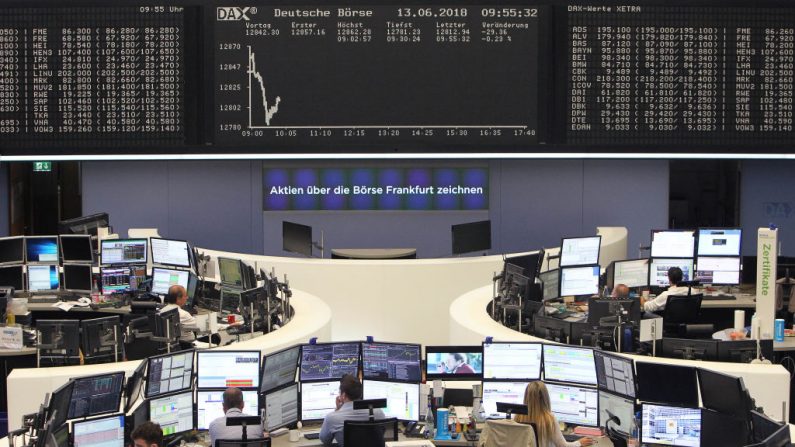 Les courtiers sont photographiés à la bourse de Francfort, en Allemagne, le 13 juin 2018. Photo : DANIEL ROLAND / AFP / Getty Images.