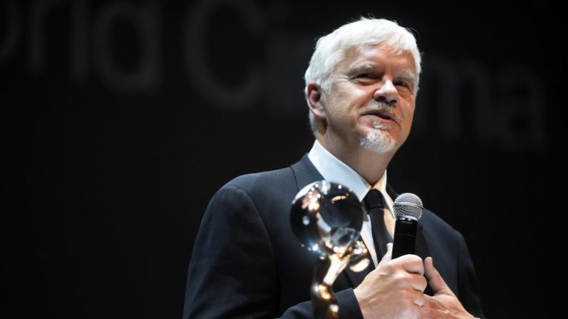 Tim Robbins, acteur et producteur de films américain, prononce un discours pour remercier après avoir reçu le Crystal Globe Award pour la contribution artistique exceptionnelle au monde du cinéma. à Karlovy Vary le 29 juin 2018. Photo MICHAL CIZEK / AFP / Getty Images.