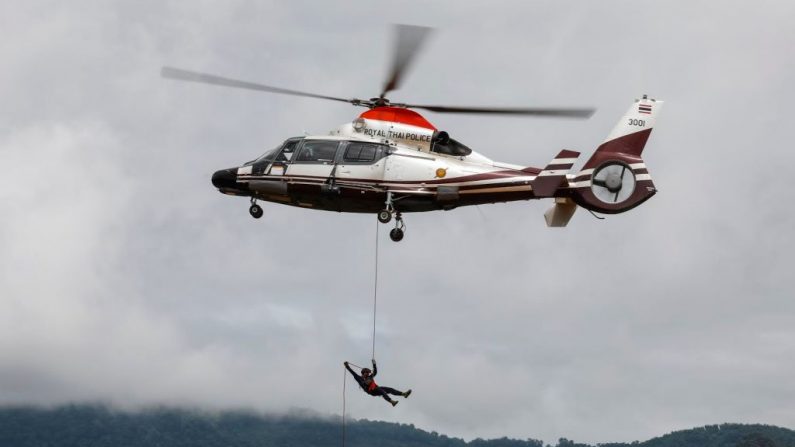 Les secouristes thaïlandais pratiquent des exercices médicaux à l'aide d'un hélicoptère dans le district de Mae Sai le 30 juin 2018. Photo KRIT PHROMSAKLA NA SAKOLNAKORN / AFP / Getty Images.