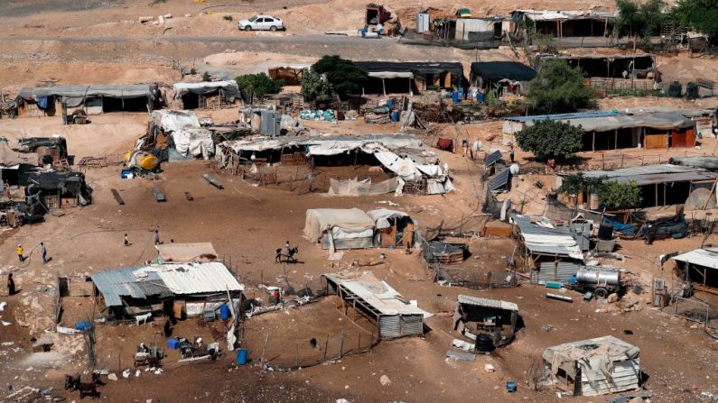 Une photo prise le 4 juillet 2018 montre une vue du village bédouin palestinien de Khan al-Ahmar, à l'est de Jérusalem, en Cisjordanie occupée. Photo  AHMAD GHARABLI/AFP/Getty Images.