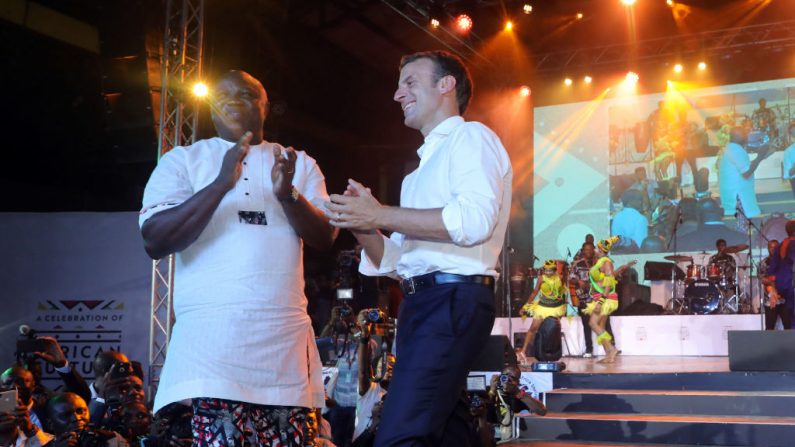 Le président français Emmanuel Macron danse à côté du gouverneur de Lagos Akinwunmi Ambode au sanctuaire Afrika le 3 juillet 2018. Photo LUDOVIC MARIN / AFP / Getty Images.