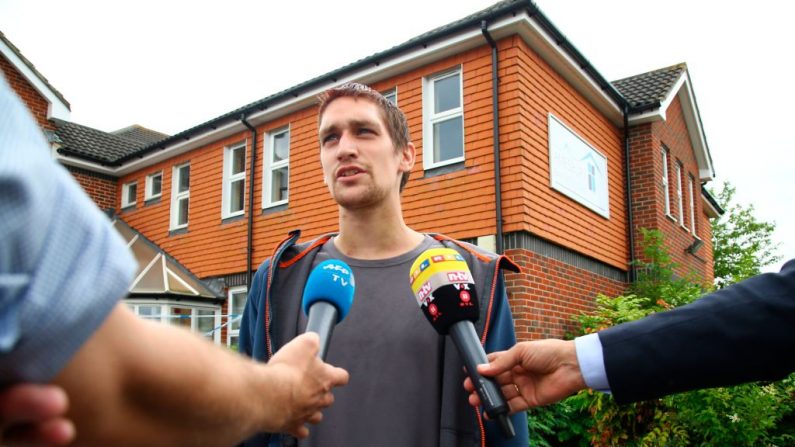 Sam Hobson parle aux médias devant le Amesbury au sud de l'Angleterre, le 4 juillet 2018, s'identifiant comme un ami de deux personnes qui ont été trouvées inconscientes dans une résidence de la ville dans des circonstances qui ont provoqué un incident majeur. Photo GEOFF CADDICK/AFP/Getty Images.