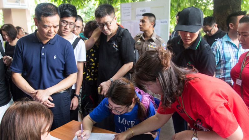 Le 7 juillet 2018 à Phuket, en Thaïlande, au moins 33 personnes se sont noyées et 23 autres sont portées disparues après qu'un bateau de tourisme transportant principalement des passagers chinois a chaviré au large de l'île de Phuket. Photo by Ore Huiying/Getty Images.