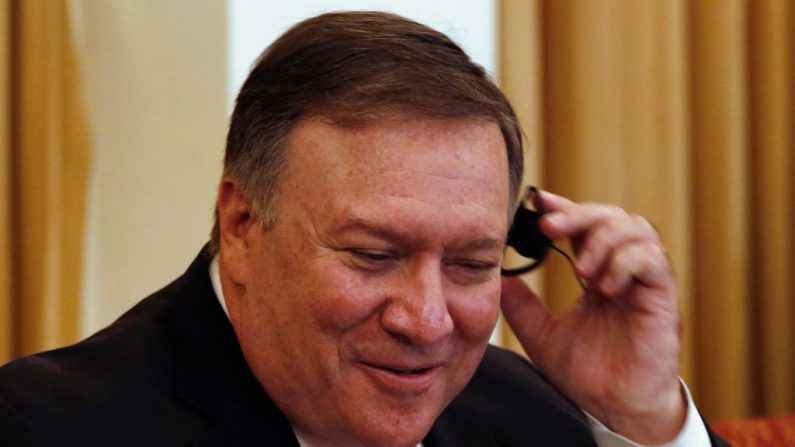 Mike Pompeo fait une étape surprise à Kaboul ce lundi 09 /07/ 2018 sa première visite en Afghanistan depuis sa nomination, pour espérons de bonnes nouvelles. Photo devrait lire KHAM / AFP / Getty Images.