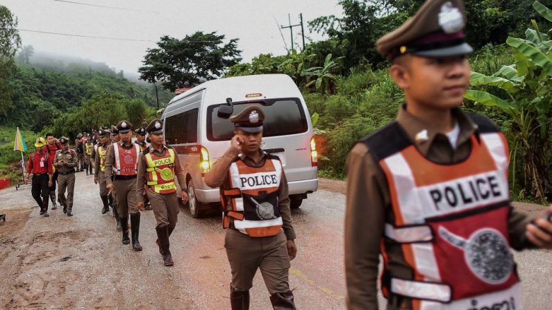 Des policiers thaïlandais sécurisent la route menant à la zone de la grotte de Tham Luang. alors que les opérations de secours se poursuivent pour ceux qui sont encore coincés dans la grotte. Photo YE AUNG THU / AFP / Getty Images.