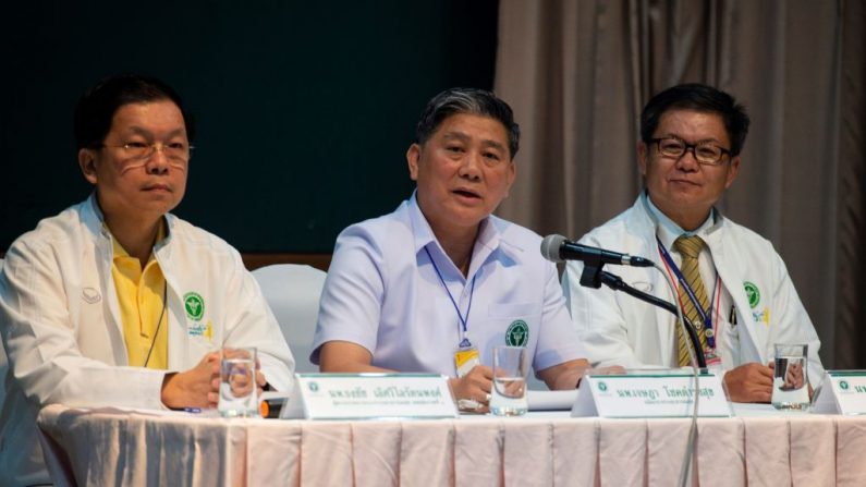 À l'hôpital Prachanukroh à Chiang Rai le 10 juillet, une conférence de presse s’est organisé, les sauveteurs ont secourus 8 des jeunes footballeurs il reste encore 5 personnes à secourir. Photo LILLIAN SUWANRUMPHA / AFP / Getty Images.