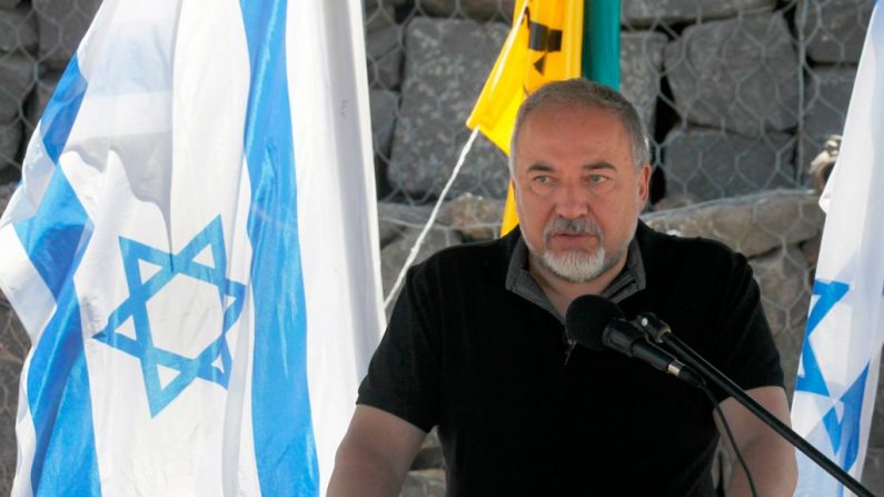 Le ministre israélien de la Défense, Avigdor Lieberman, parle à la presse et annonce la construction de 400 nouveaux logements dans la colonie de Cisjordanie. Photo JALAA MAREY/AFP/Getty Images.