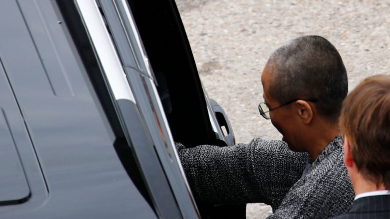 La veuve du lauréat du prix Nobel de la paix chinois Liu Xiaobo, monte dans une voiture après son arrivée à l'aéroport de Tegel à Berlin le 10 juillet 2018. Photo: AXEL SCHMIDT / AFP / Getty Images.