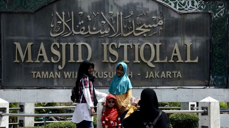 Cette photo prise le 6 juillet 2018 montre un groupe de femmes musulmanes indonésiennes se réunissant pour prendre des photos à la mosquée Istiqlal de Jakarta. Un petit nombre d'athées en Indonésie vivent dans la peur de la prison ou de représailles violentes de la part d'extrémistes religieux. Photo GOH CHAI HIN / AFP / Getty Images.