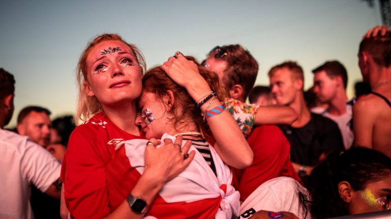 Les supporters de football anglais réagissent après la défaite de leur équipe. La Croatie sera opposée à l’équipe de France à la finale de la Coupe du monde dimanche à Moscou. Photo by Jack Taylor/Getty Images.