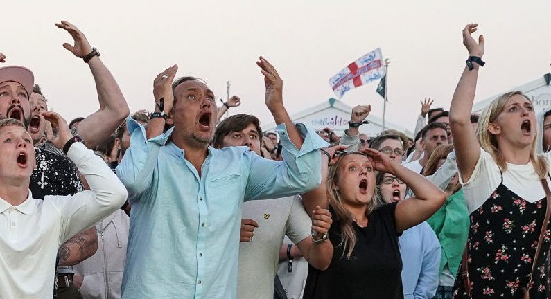 Les fans de football se sont rassemblés pour regarder l'Angleterre Jouer contre la Croatie pour une place dans la finale de coupe du monde. Photo par Alan Crowhurst / Getty Images.