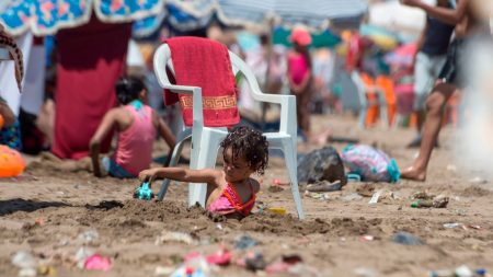 Au Maroc, des plages salies par les ordures