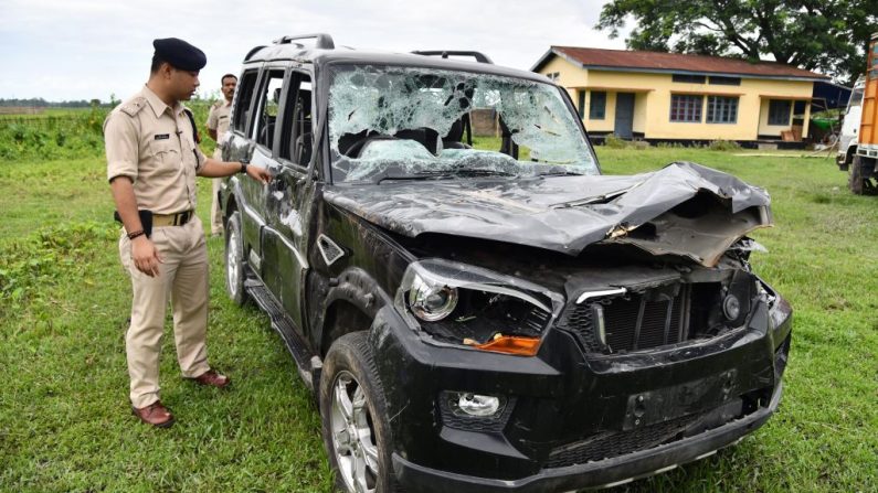 Cette photo prise le 10 juillet 2018 Le commissaire adjoint de la police, montre le véhicule endommagé dans lequel deux hommes ont été lynchés à Dokmoka dans le district de Karbi Anglong, Des images du smartphone montrent les deux hommes trempés de sang qui plaident pour leur vie. Quelques instants plus tard, ils étaient morts. Photo BIJU BORO/AFP/Getty Images.