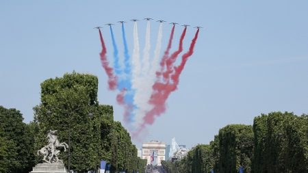 Petit couac lors du défilé : la Patrouille de France voit rouge