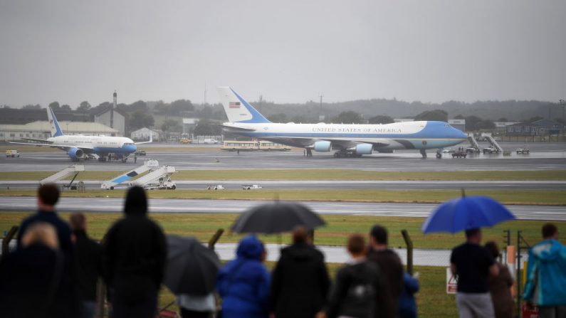 Le président des États-Unis et la première dame, Melania Trump, quitte le Royaume-Uni pour se rendre à Helsinki, en Finlande. À Helsinki, le président Trump rencontrera le président russe, Vladimir Poutine. Photo par Jeff J Mitchell / Getty Images.