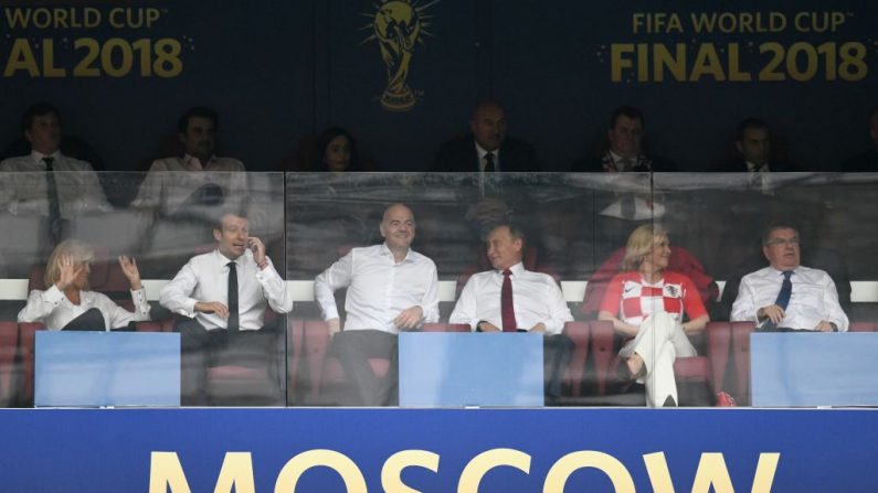 Brigitte Macron, le président français Emmanuel Macron, le président de la FIFA Gianni Infantino, le président russe Vladimir Poutine Le président croate Kolinda Grabar-Kitarovic et le président du Comité international olympique Thomas Bach attendent le match de football entre la France et la Croatie au Stade Luzhniki de Moscou le 15 juillet 2018. Photo SAUL LOEB / AFP / Getty Images.