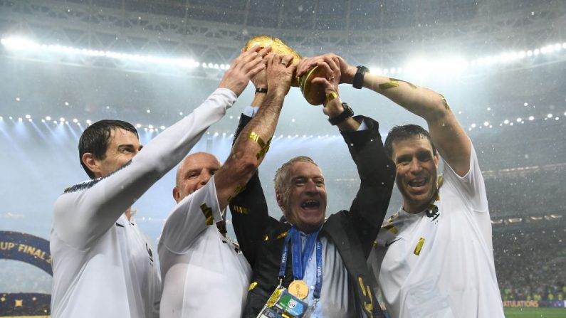 L'entraîneur français Didier Deschamps et l'entraîneur adjoint Guy Stephan posent avec le trophée de la Coupe du monde après le match de football entre la France et la Croatie le 15 juillet 2018. Photo FRANCK FIFE / AFP / Getty Images.