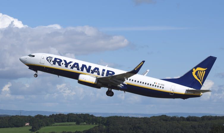 Comment Ryan Air, célèbre compagnie à bas prix, fixe-t-elle ses tarifs ? (Pxhere)