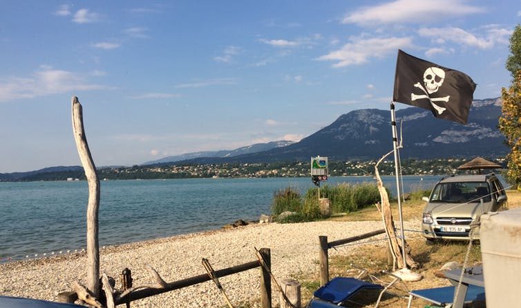 Le drapeau noir flotte chez Loïc, cadre la journée et campeur le soir. (Hélène Michel/DR)