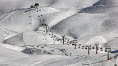 Deux fillettes découvrent dans la neige le corps immobile d’un skieur de 70 ans